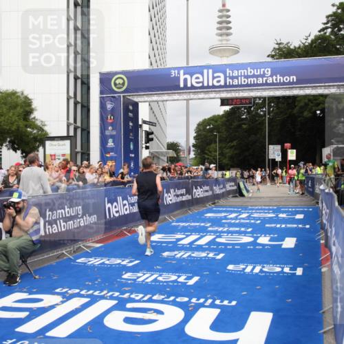 29.06.2025 - hella hamburg halbmarathon Michael Strokosch http://msf.ph/oto/8156905 29.06.2025 10:20:48 Ziel 14360, 16988 meine-sportfotos.de