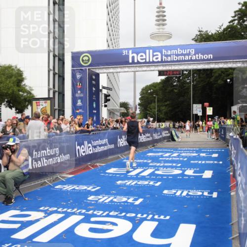 29.06.2025 - hella hamburg halbmarathon Michael Strokosch http://msf.ph/oto/8156908 29.06.2025 10:20:48 Ziel 14360, 16988 meine-sportfotos.de