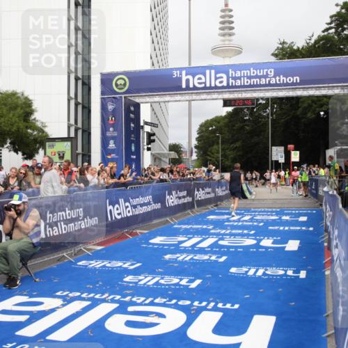 29.06.2025 - hella hamburg halbmarathon Michael Strokosch http://msf.ph/oto/8156927 29.06.2025 10:20:49 Ziel 14360, 16988, 17402 meine-sportfotos.de