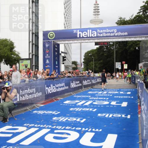 29.06.2025 - hella hamburg halbmarathon Michael Strokosch http://msf.ph/oto/8156930 29.06.2025 10:20:50 Ziel 14360, 16988, 17402 meine-sportfotos.de