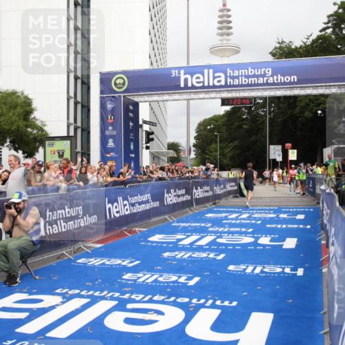 29.06.2025 - hella hamburg halbmarathon Michael Strokosch http://msf.ph/oto/8156941 29.06.2025 10:20:50 Ziel 14360, 16988, 17402 meine-sportfotos.de