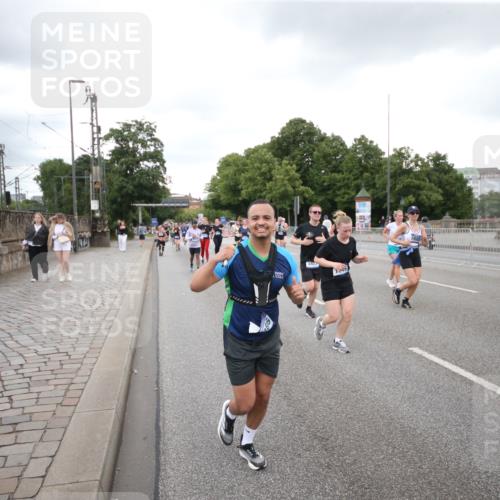 29.06.2025 - hella hamburg halbmarathon Jannik Wohlers http://msf.ph/oto/8156943 29.06.2025 10:54:04 Lombardsbrücke 1762, 1822, 1949, 2244, 2532, 2586, 3364, 3761, 3795, 3857, 4720, 4971, 5157, 5185, 5216, 5309, 5933, 5993, 6023, 6279, 7498, 7670, 7946, 7986, 8801, 8803, 9130, 11354, 11567, 11569, 12923, 12930, 13035, 13257, 13693, 13733, 14409, 14655, 15174, 15627, 15628, 15674, 15731, 16522, 16683, 17394 meine-sportfotos.de