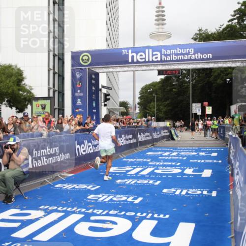 29.06.2025 - hella hamburg halbmarathon Michael Strokosch http://msf.ph/oto/8156946 29.06.2025 10:20:53 Ziel 11210, 14766, 16988, 17402 meine-sportfotos.de