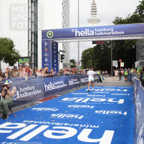 29.06.2025 - hella hamburg halbmarathon Michael Strokosch http://msf.ph/oto/8156955 29.06.2025 10:20:54 Ziel 11210, 14766, 16988, 17402 meine-sportfotos.de