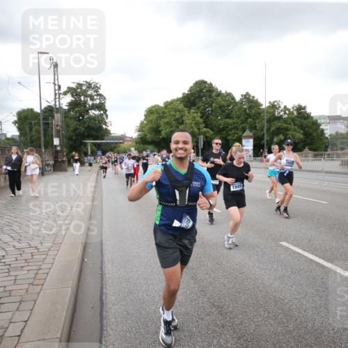 29.06.2025 - hella hamburg halbmarathon Jannik Wohlers http://msf.ph/oto/8156966 29.06.2025 10:54:04 Lombardsbrücke 1762, 1822, 1949, 2244, 2532, 2586, 3364, 3761, 3795, 3857, 4720, 4971, 5157, 5185, 5216, 5309, 5933, 5993, 6023, 6279, 7498, 7670, 7946, 7986, 8801, 8803, 9130, 11354, 11567, 11569, 12923, 12930, 13035, 13257, 13693, 13733, 14409, 14655, 15174, 15627, 15628, 15674, 15731, 16522, 16683, 17394 meine-sportfotos.de