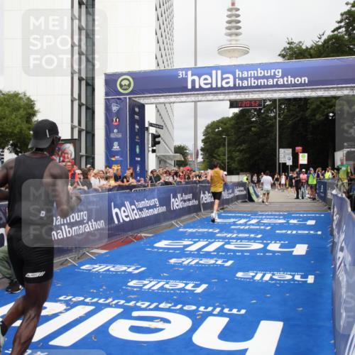 29.06.2025 - hella hamburg halbmarathon Michael Strokosch http://msf.ph/oto/8156976 29.06.2025 10:20:56 Ziel 11210, 14766, 16988, 17402 meine-sportfotos.de