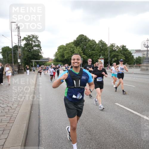 29.06.2025 - hella hamburg halbmarathon Jannik Wohlers http://msf.ph/oto/8156985 29.06.2025 10:54:04 Lombardsbrücke 1762, 1822, 1949, 2244, 2532, 2586, 3364, 3761, 3795, 3857, 4720, 4971, 5157, 5185, 5216, 5309, 5933, 5993, 6023, 6279, 7498, 7670, 7946, 7986, 8801, 8803, 9130, 11354, 11567, 11569, 12923, 12930, 13035, 13257, 13693, 13733, 14409, 14655, 15174, 15627, 15628, 15674, 15731, 16522, 16683, 17394 meine-sportfotos.de