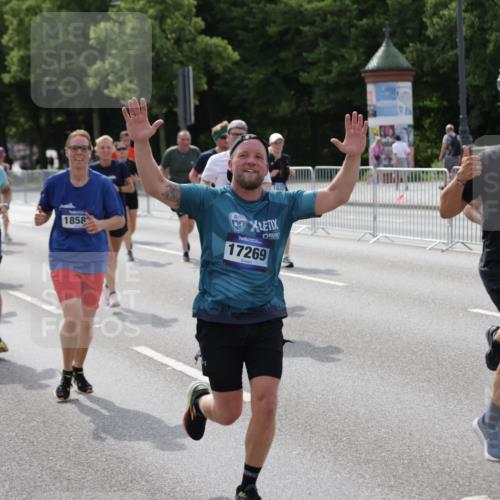 29.06.2025 - hella hamburg halbmarathon Jannik Wohlers http://msf.ph/oto/8157008 29.06.2025 10:17:23 Lombardsbrücke 1015, 1274, 1458, 1622, 1641, 1749, 1795, 2094, 2259, 2548, 3138, 3292, 4218, 5002, 5004, 5290, 5611, 5733, 6254, 6336, 6352, 7258, 7413, 8144, 8799, 9400, 9798, 9964, 10174, 10509, 10831, 11156, 11275, 11656, 11707, 11916, 12031, 12401, 12553, 12683, 13843, 14013, 14194, 14420, 14701, 14738, 14825, 15203, 15322, 15978, 16038, 16576, 16707, 17270, 17542, 17616, 19029 meine-sportfotos.de