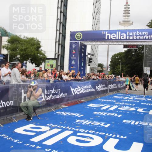 29.06.2025 - hella hamburg halbmarathon Michael Strokosch http://msf.ph/oto/8157017 29.06.2025 10:20:59 Ziel 11210, 14766, 19075 meine-sportfotos.de