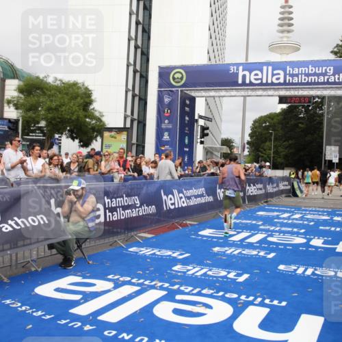 29.06.2025 - hella hamburg halbmarathon Michael Strokosch http://msf.ph/oto/8157026 29.06.2025 10:21:03 Ziel 6530, 19075 meine-sportfotos.de