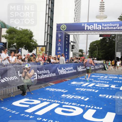 29.06.2025 - hella hamburg halbmarathon Michael Strokosch http://msf.ph/oto/8157032 29.06.2025 10:21:03 Ziel 6530, 19075 meine-sportfotos.de