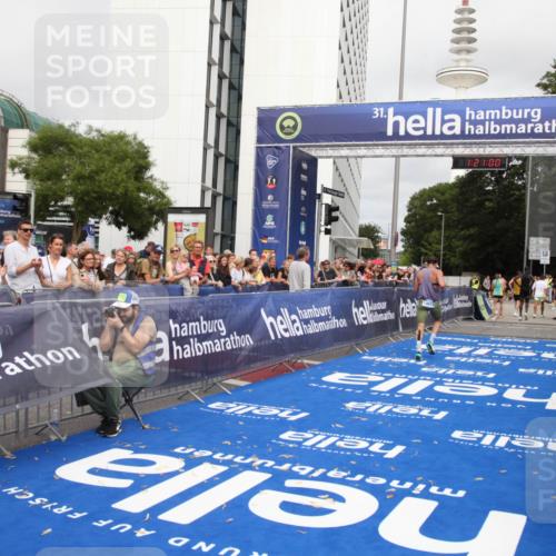 29.06.2025 - hella hamburg halbmarathon Michael Strokosch http://msf.ph/oto/8157052 29.06.2025 10:21:03 Ziel 6530, 19075 meine-sportfotos.de