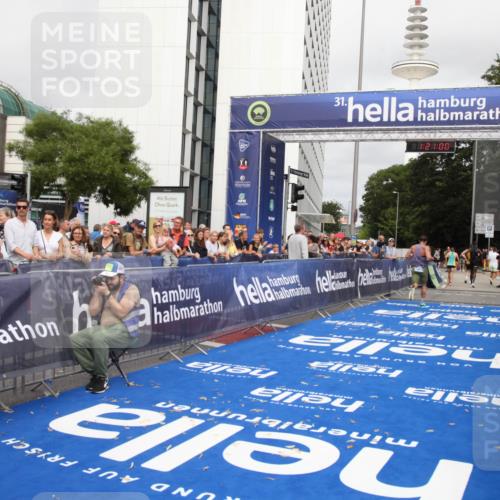 29.06.2025 - hella hamburg halbmarathon Michael Strokosch http://msf.ph/oto/8157080 29.06.2025 10:21:04 Ziel 6530, 19075 meine-sportfotos.de