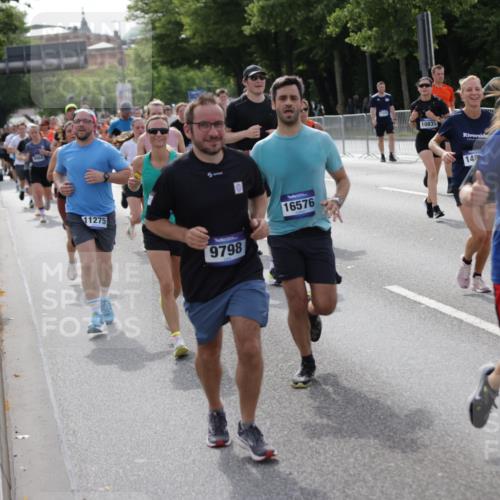 29.06.2025 - hella hamburg halbmarathon Jannik Wohlers http://msf.ph/oto/8157112 29.06.2025 10:17:24 Lombardsbrücke 1015, 1274, 1458, 1622, 1641, 1749, 1795, 2094, 2548, 3138, 3292, 4218, 5002, 5004, 5290, 5611, 5733, 6254, 6336, 6352, 7258, 7413, 8128, 8144, 8799, 9400, 9798, 9964, 10174, 10509, 10831, 11156, 11275, 11656, 11707, 11916, 12031, 12401, 12553, 12683, 13843, 14013, 14194, 14420, 14701, 14738, 14825, 15203, 15322, 15978, 16038, 16576, 16707, 17270, 17542, 17616 meine-sportfotos.de