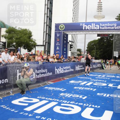 29.06.2025 - hella hamburg halbmarathon Michael Strokosch http://msf.ph/oto/8157116 29.06.2025 10:21:07 Ziel 6530, 16120 meine-sportfotos.de