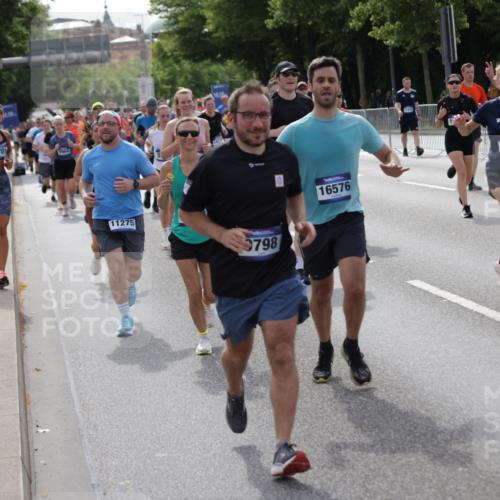 29.06.2025 - hella hamburg halbmarathon Jannik Wohlers http://msf.ph/oto/8157134 29.06.2025 10:17:24 Lombardsbrücke 1015, 1274, 1458, 1622, 1641, 1749, 1795, 2094, 2548, 3138, 3292, 4218, 5002, 5004, 5290, 5611, 5733, 6254, 6336, 6352, 7258, 7413, 8128, 8144, 8799, 9400, 9798, 9964, 10174, 10509, 10831, 11156, 11275, 11656, 11707, 11916, 12031, 12401, 12553, 12683, 13843, 14013, 14194, 14420, 14701, 14738, 14825, 15203, 15322, 15978, 16038, 16576, 16707, 17270, 17542, 17616 meine-sportfotos.de