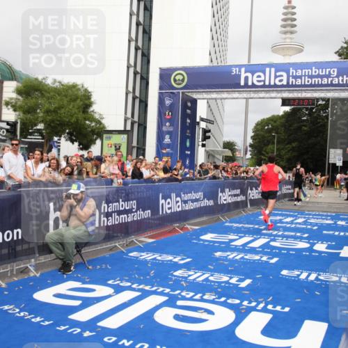 29.06.2025 - hella hamburg halbmarathon Michael Strokosch http://msf.ph/oto/8157158 29.06.2025 10:21:11 Ziel 14717, 16120 meine-sportfotos.de