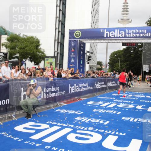 29.06.2025 - hella hamburg halbmarathon Michael Strokosch http://msf.ph/oto/8157168 29.06.2025 10:21:11 Ziel 14717, 16120 meine-sportfotos.de
