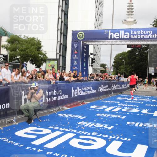29.06.2025 - hella hamburg halbmarathon Michael Strokosch http://msf.ph/oto/8157190 29.06.2025 10:21:12 Ziel 14717, 16120 meine-sportfotos.de