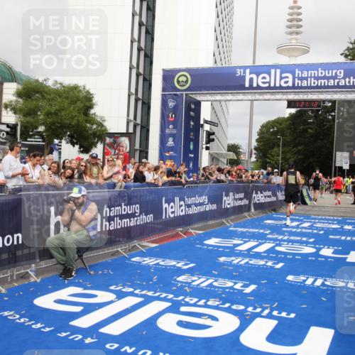 29.06.2025 - hella hamburg halbmarathon Michael Strokosch http://msf.ph/oto/8157255 29.06.2025 10:21:15 Ziel 14717 meine-sportfotos.de