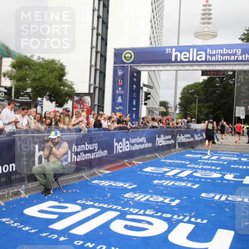 29.06.2025 - hella hamburg halbmarathon Michael Strokosch http://msf.ph/oto/8157265 29.06.2025 10:21:16 Ziel 14717 meine-sportfotos.de