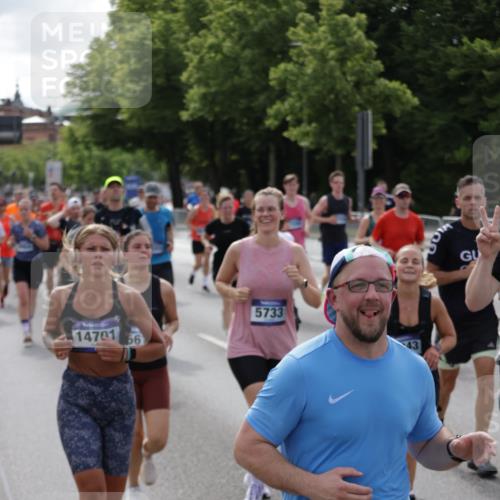 29.06.2025 - hella hamburg halbmarathon Jannik Wohlers http://msf.ph/oto/8157269 29.06.2025 10:17:27 Lombardsbrücke 1015, 1159, 1160, 1274, 1458, 1622, 1641, 1749, 1795, 2094, 2548, 3138, 3292, 5002, 5004, 5290, 5611, 5733, 7094, 7258, 7413, 7641, 7649, 8128, 8144, 8607, 8799, 9400, 9717, 9734, 9798, 9964, 10174, 10332, 10509, 10831, 11156, 11275, 11656, 11916, 12031, 12401, 12553, 12598, 12683, 12752, 13681, 13843, 14013, 14420, 14496, 14701, 14738, 14795, 14825, 15203, 15322, 15978, 16038, 16576, 16644, 16707, 16792, 17270, 17542, 17616 meine-sportfotos.de