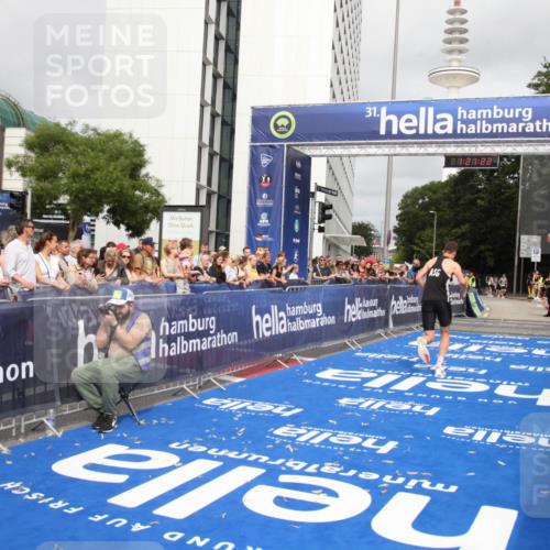 29.06.2025 - hella hamburg halbmarathon Michael Strokosch http://msf.ph/oto/8157281 29.06.2025 10:21:26 Ziel 14933 meine-sportfotos.de