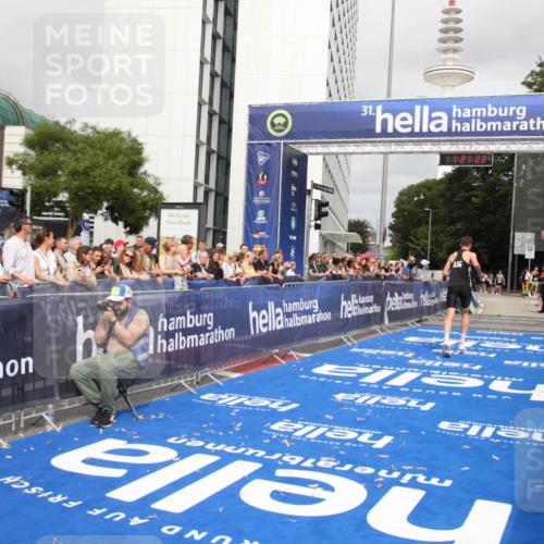 29.06.2025 - hella hamburg halbmarathon Michael Strokosch http://msf.ph/oto/8157301 29.06.2025 10:21:26 Ziel 14933 meine-sportfotos.de