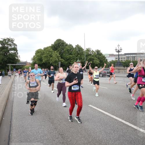 29.06.2025 - hella hamburg halbmarathon Jannik Wohlers http://msf.ph/oto/8157307 29.06.2025 10:54:09 Lombardsbrücke 1949, 2084, 2244, 2532, 2586, 3761, 3795, 3857, 4720, 4971, 5185, 5216, 5933, 5993, 6023, 6279, 7986, 8801, 8803, 9130, 10471, 11033, 11567, 11569, 12930, 13035, 13257, 13272, 13693, 13733, 13826, 14409, 15029, 15174, 15627, 15628, 15674, 15687, 15731, 16019, 16522, 16683, 17394, 19111 meine-sportfotos.de