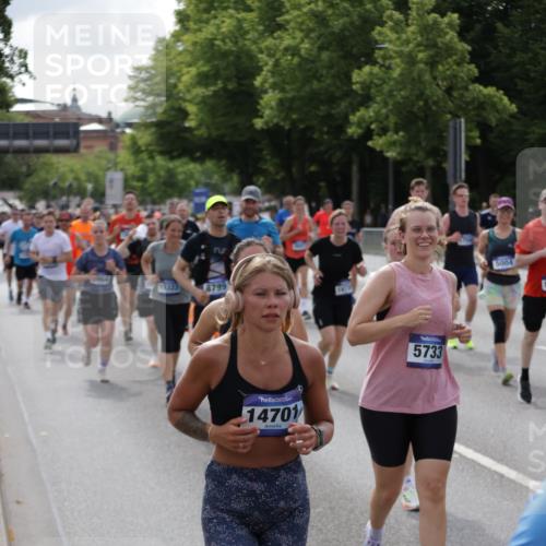 29.06.2025 - hella hamburg halbmarathon Jannik Wohlers http://msf.ph/oto/8157329 29.06.2025 10:17:27 Lombardsbrücke 1015, 1159, 1160, 1274, 1458, 1622, 1641, 1749, 1795, 2094, 2548, 3138, 3292, 5002, 5004, 5290, 5611, 5733, 7094, 7258, 7413, 7641, 7649, 8128, 8144, 8607, 8799, 9400, 9717, 9734, 9798, 9964, 10174, 10332, 10509, 10831, 11156, 11275, 11656, 11916, 12031, 12401, 12553, 12598, 12683, 12752, 13681, 13843, 14013, 14420, 14496, 14701, 14738, 14795, 14825, 15203, 15322, 15978, 16038, 16576, 16644, 16707, 16792, 17270, 17542, 17616 meine-sportfotos.de