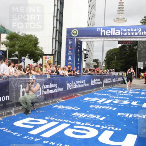 29.06.2025 - hella hamburg halbmarathon Michael Strokosch http://msf.ph/oto/8157338 29.06.2025 10:21:27 Ziel 14933 meine-sportfotos.de