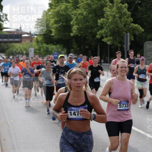 29.06.2025 - hella hamburg halbmarathon Jannik Wohlers http://msf.ph/oto/8157356 29.06.2025 10:17:28 Lombardsbrücke 1015, 1159, 1160, 1274, 1458, 1622, 1641, 1749, 1795, 2094, 2548, 2931, 3138, 3292, 5002, 5004, 5290, 5611, 5733, 7094, 7641, 7649, 8128, 8144, 8607, 8799, 9400, 9717, 9734, 9798, 9964, 10174, 10332, 10509, 10831, 11156, 11275, 11656, 11916, 12401, 12553, 12598, 12683, 12752, 13681, 13843, 14013, 14420, 14496, 14701, 14738, 14795, 14825, 15203, 15322, 15978, 16038, 16576, 16644, 16707, 16792, 17270, 17542, 17616 meine-sportfotos.de
