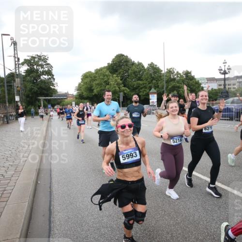 29.06.2025 - hella hamburg halbmarathon Jannik Wohlers http://msf.ph/oto/8157374 29.06.2025 10:54:10 Lombardsbrücke 1198, 1949, 2084, 2244, 2532, 2586, 3761, 3795, 3857, 4720, 4971, 5185, 5216, 5933, 5993, 6023, 6279, 6982, 7986, 8801, 8803, 9130, 9521, 10331, 10471, 11033, 11287, 11567, 11569, 12930, 13035, 13257, 13272, 13693, 13733, 13826, 14409, 15029, 15174, 15627, 15628, 15674, 15687, 15731, 16019, 16522, 16683, 17394, 19111 meine-sportfotos.de