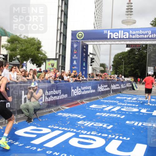 29.06.2025 - hella hamburg halbmarathon Michael Strokosch http://msf.ph/oto/8157378 29.06.2025 10:21:38 Ziel 9442, 11965, 17856 meine-sportfotos.de