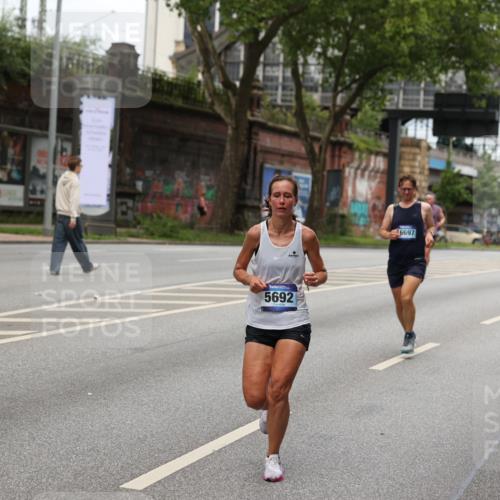29.06.2025 - hella hamburg halbmarathon Yannick Fuchs http://msf.ph/oto/8157380 29.06.2025 10:38:27 20KM 1220, 1415, 1558, 2816, 3021, 3907, 4310, 4425, 4981, 4999, 5231, 5275, 5476, 5624, 5692, 6490, 6705, 6903, 6991, 7005, 7191, 8063, 8145, 8218, 8722, 8900, 9043, 9081, 9374, 9444, 9633, 9931, 10193, 10669, 10930, 11153, 11346, 11469, 12438, 12554, 12966, 13421, 13996, 14798, 14861, 15225, 15233, 15280, 15512, 15862, 16062, 16224, 16301, 16316, 16547, 16549, 16720, 16893, 17251, 17376, 17729, 17748, 17912, 18942 meine-sportfotos.de