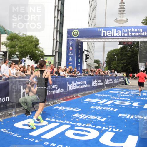29.06.2025 - hella hamburg halbmarathon Michael Strokosch http://msf.ph/oto/8157394 29.06.2025 10:21:38 Ziel 9442, 11965, 17856 meine-sportfotos.de