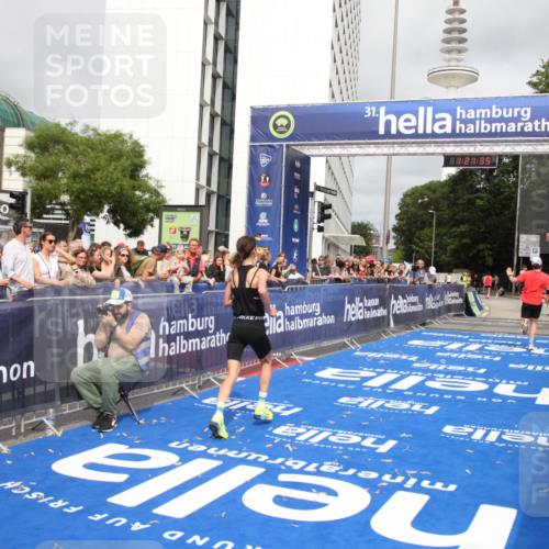 29.06.2025 - hella hamburg halbmarathon Michael Strokosch http://msf.ph/oto/8157401 29.06.2025 10:21:39 Ziel 6559, 9442, 11965, 17856 meine-sportfotos.de
