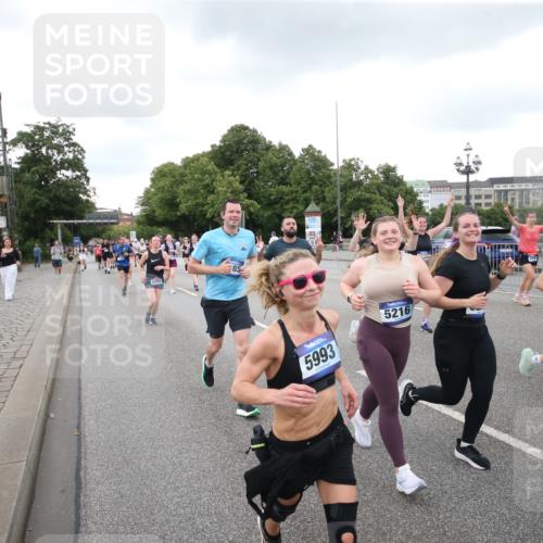 29.06.2025 - hella hamburg halbmarathon Jannik Wohlers http://msf.ph/oto/8157405 29.06.2025 10:54:11 Lombardsbrücke 1198, 1949, 2084, 2244, 2532, 2586, 3761, 3795, 3857, 4971, 5185, 5216, 5933, 5993, 6023, 6279, 6982, 7986, 9130, 9521, 10331, 10471, 11033, 11287, 11567, 11569, 12268, 12270, 12930, 13035, 13257, 13272, 13693, 13733, 13826, 14409, 15029, 15174, 15627, 15628, 15674, 15687, 15731, 16019, 16522, 16683, 17394, 19111 meine-sportfotos.de