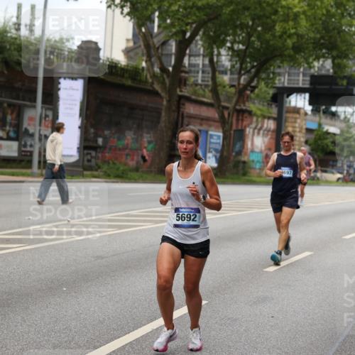 29.06.2025 - hella hamburg halbmarathon Yannick Fuchs http://msf.ph/oto/8157413 29.06.2025 10:38:27 20KM 1220, 1415, 1558, 2816, 3021, 3907, 4310, 4425, 4981, 4999, 5231, 5275, 5476, 5624, 5692, 6490, 6705, 6903, 6991, 7005, 7191, 8063, 8145, 8218, 8722, 8900, 9043, 9081, 9374, 9444, 9633, 9931, 10193, 10669, 10930, 11153, 11346, 11469, 12438, 12554, 12966, 13421, 13996, 14798, 14861, 15225, 15233, 15280, 15512, 15862, 16062, 16224, 16301, 16316, 16547, 16549, 16720, 16893, 17251, 17376, 17729, 17748, 17912, 18942 meine-sportfotos.de