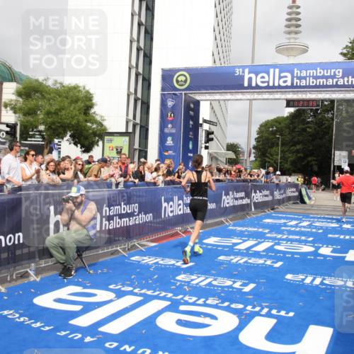 29.06.2025 - hella hamburg halbmarathon Michael Strokosch http://msf.ph/oto/8157419 29.06.2025 10:21:39 Ziel 6559, 9442, 11965, 17856 meine-sportfotos.de