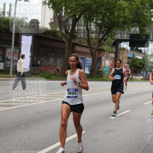 29.06.2025 - hella hamburg halbmarathon Yannick Fuchs http://msf.ph/oto/8157427 29.06.2025 10:38:27 20KM 1220, 1415, 1558, 2816, 3021, 3907, 4310, 4425, 4981, 4999, 5231, 5275, 5476, 5624, 5692, 6490, 6705, 6903, 6991, 7005, 7191, 8063, 8145, 8218, 8722, 8900, 9043, 9081, 9374, 9444, 9633, 9931, 10193, 10669, 10930, 11153, 11346, 11469, 12438, 12554, 12966, 13421, 13996, 14798, 14861, 15225, 15233, 15280, 15512, 15862, 16062, 16224, 16301, 16316, 16547, 16549, 16720, 16893, 17251, 17376, 17729, 17748, 17912, 18942 meine-sportfotos.de