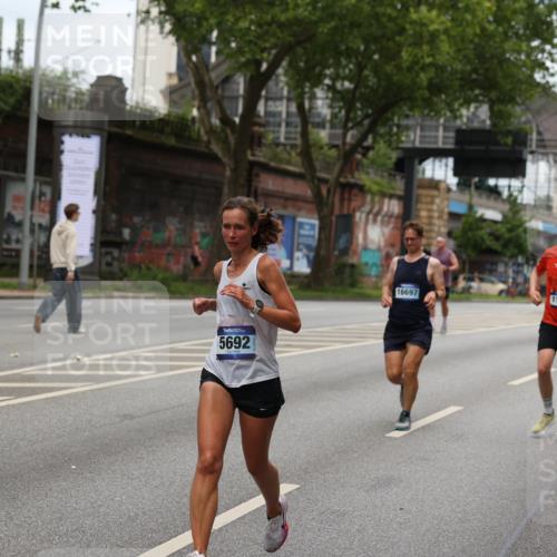 29.06.2025 - hella hamburg halbmarathon Yannick Fuchs http://msf.ph/oto/8157438 29.06.2025 10:38:27 20KM 1220, 1415, 1558, 2816, 3021, 3907, 4310, 4425, 4981, 4999, 5231, 5275, 5476, 5624, 5692, 6490, 6705, 6903, 6991, 7005, 7191, 8063, 8145, 8218, 8722, 8900, 9043, 9081, 9374, 9444, 9633, 9931, 10193, 10669, 10930, 11153, 11346, 11469, 12438, 12554, 12966, 13421, 13996, 14798, 14861, 15225, 15233, 15280, 15512, 15862, 16062, 16224, 16301, 16316, 16547, 16549, 16720, 16893, 17251, 17376, 17729, 17748, 17912, 18942 meine-sportfotos.de