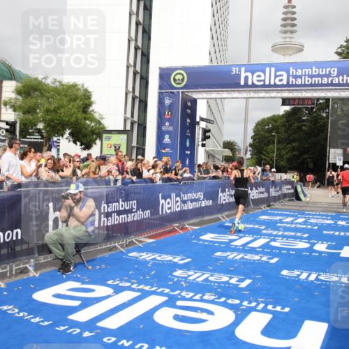 29.06.2025 - hella hamburg halbmarathon Michael Strokosch http://msf.ph/oto/8157441 29.06.2025 10:21:40 Ziel 6559, 9442, 11965, 17856 meine-sportfotos.de