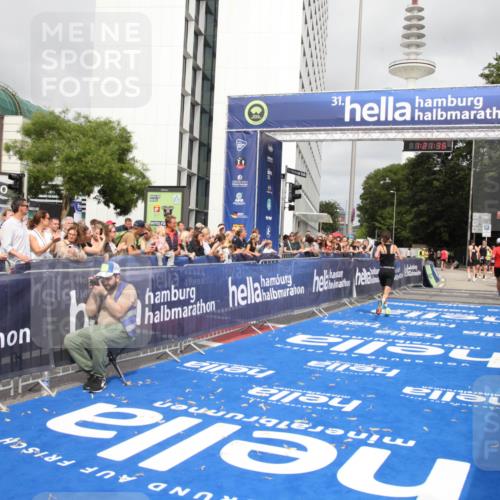 29.06.2025 - hella hamburg halbmarathon Michael Strokosch http://msf.ph/oto/8157463 29.06.2025 10:21:40 Ziel 6559, 9442, 11965, 17856 meine-sportfotos.de