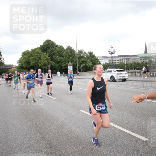 29.06.2025 - hella hamburg halbmarathon Jannik Wohlers http://msf.ph/oto/8157481 29.06.2025 10:54:13 Lombardsbrücke 1198, 1949, 2084, 2244, 2532, 2586, 3761, 3795, 3857, 4971, 5185, 5216, 5882, 5933, 5993, 6023, 6279, 6982, 7986, 8012, 9521, 10331, 10471, 11033, 11287, 11567, 11569, 12268, 12270, 12930, 13035, 13257, 13272, 13693, 13733, 13826, 14409, 15029, 15174, 15271, 15627, 15628, 15674, 15687, 15731, 16019, 16443, 16683, 17394, 18168, 19111 meine-sportfotos.de