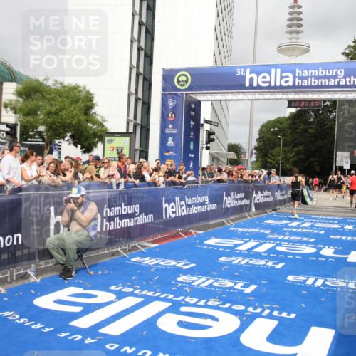 29.06.2025 - hella hamburg halbmarathon Michael Strokosch http://msf.ph/oto/8157485 29.06.2025 10:21:41 Ziel 6559, 9442, 11965, 17856 meine-sportfotos.de