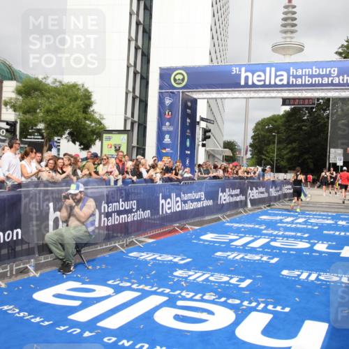 29.06.2025 - hella hamburg halbmarathon Michael Strokosch http://msf.ph/oto/8157493 29.06.2025 10:21:41 Ziel 6559, 9442, 11965, 17856 meine-sportfotos.de