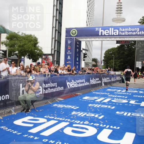 29.06.2025 - hella hamburg halbmarathon Michael Strokosch http://msf.ph/oto/8157539 29.06.2025 10:22:15 Ziel 10650, 18693 meine-sportfotos.de