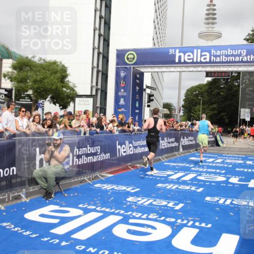 29.06.2025 - hella hamburg halbmarathon Michael Strokosch http://msf.ph/oto/8157546 29.06.2025 10:21:44 Ziel 6559, 11965 meine-sportfotos.de