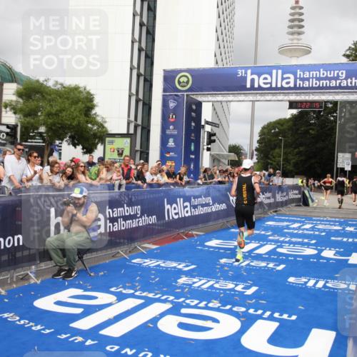 29.06.2025 - hella hamburg halbmarathon Michael Strokosch http://msf.ph/oto/8157557 29.06.2025 10:22:18 Ziel 10650 meine-sportfotos.de